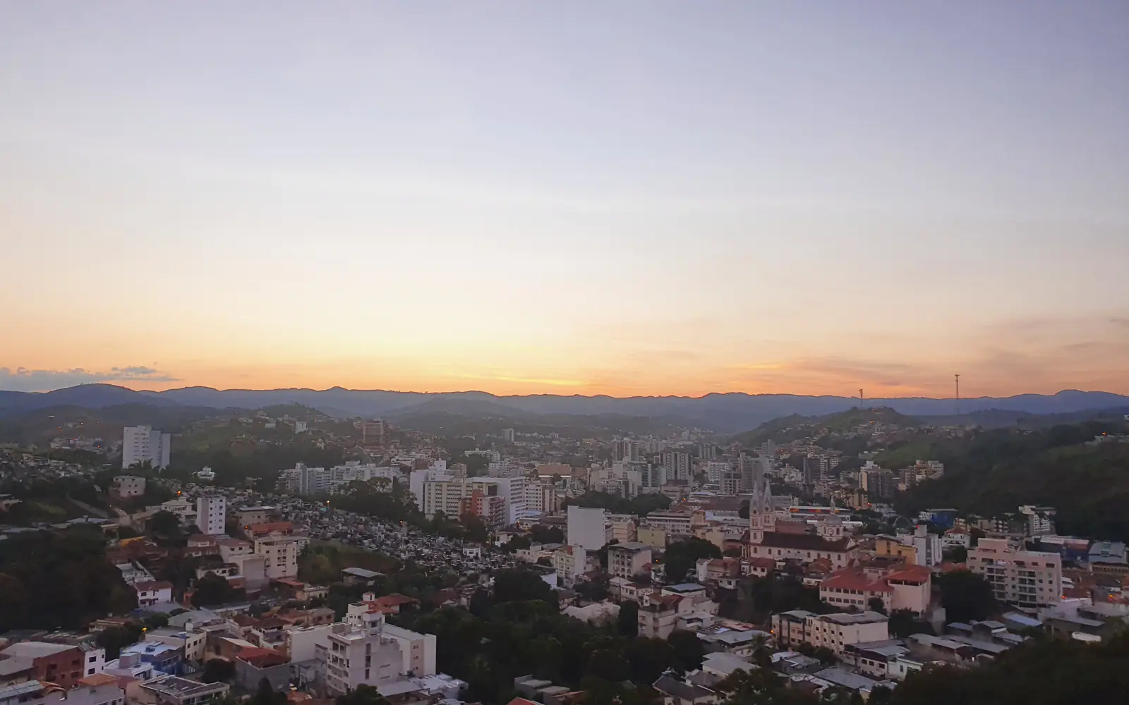 Vista de Ubá ao entardecer a partir da região do Residencial