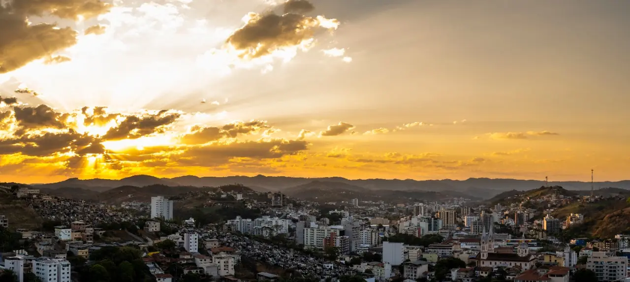 Vista panorâmica de Ubá ao pôr do sol