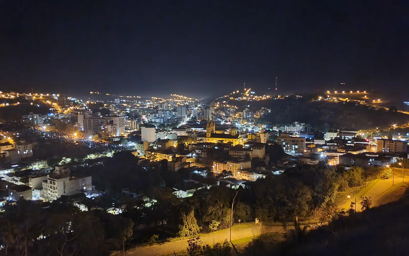 Vista noturna de Ubá observada da região do Residencial