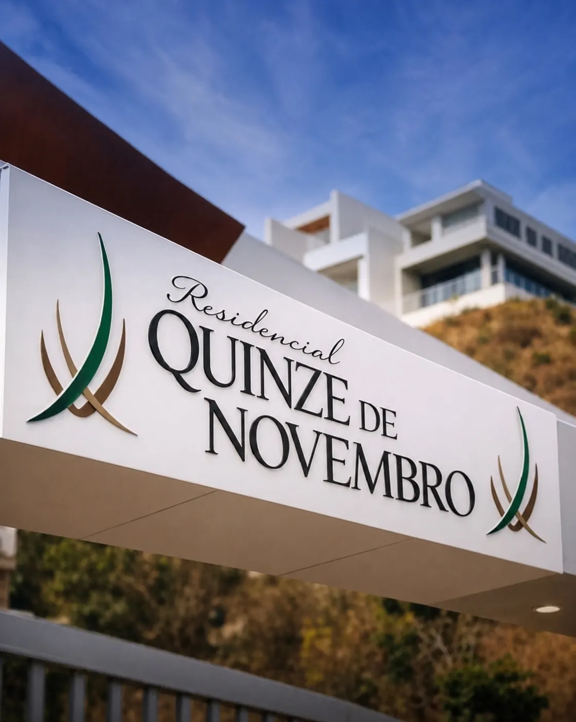 Marca do Residencial Quinze de Novembro na entrada do empreendimento